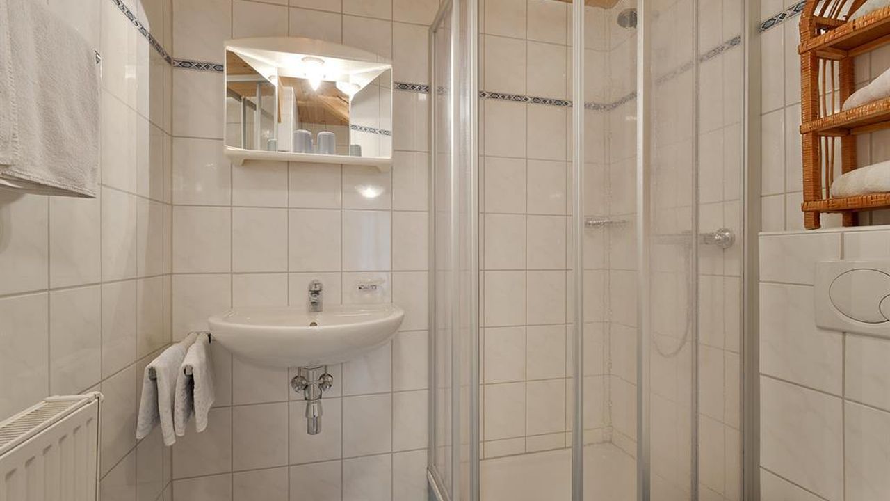 FeWo 1 "Kaiserwinkl" - Badezimmer FeWo 1 "Kaiserwinkl" - Badezimmer